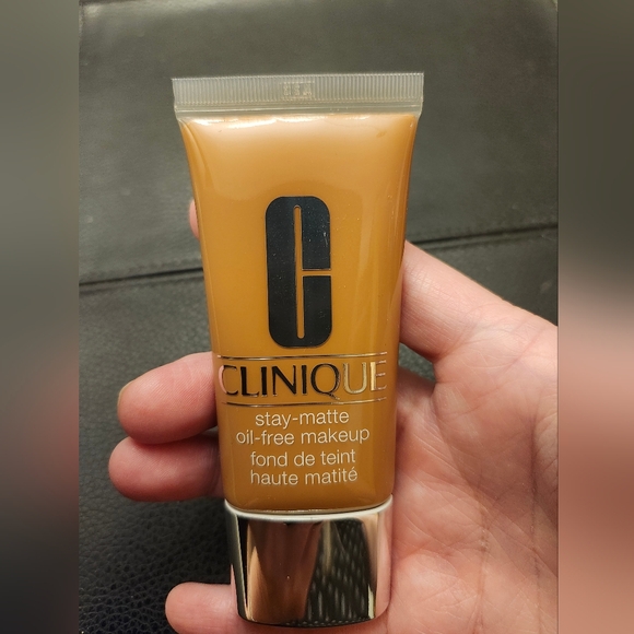 Clinique Stay-Matte Oil-Free Makeup Foundation In 23 Ginger - Picture 6 of 8